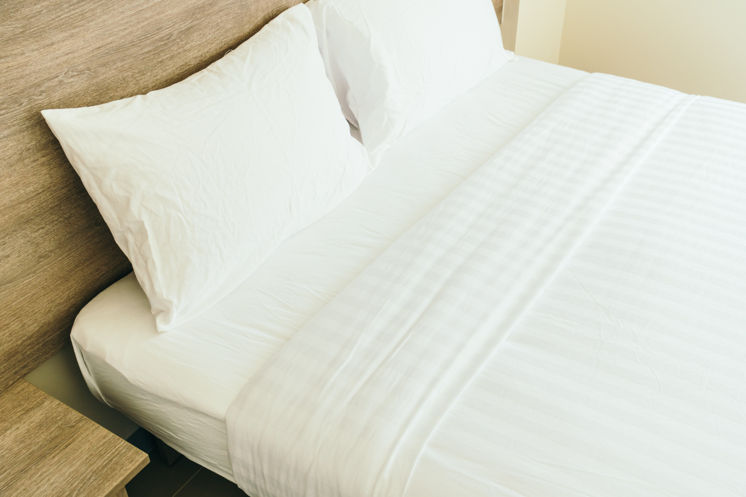 white-pillow-bed